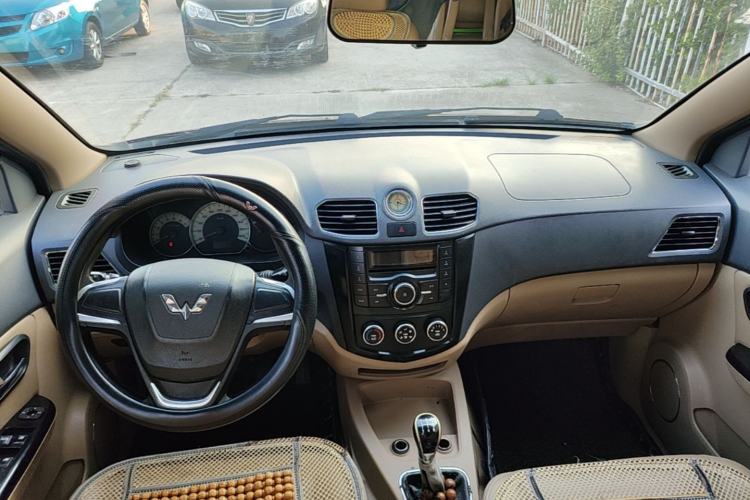 Used Wuling Hongguang 2013 1.5L S Comfort Model Center Console