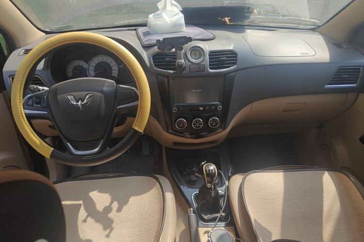 Used Wuling Hongguang 2013 1.5L S Luxury Model Center Console
