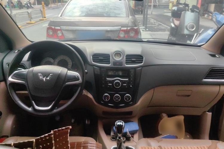 Used Wuling Hongguang 2013 1.2L S Comfort Model China IV Standard Center Console