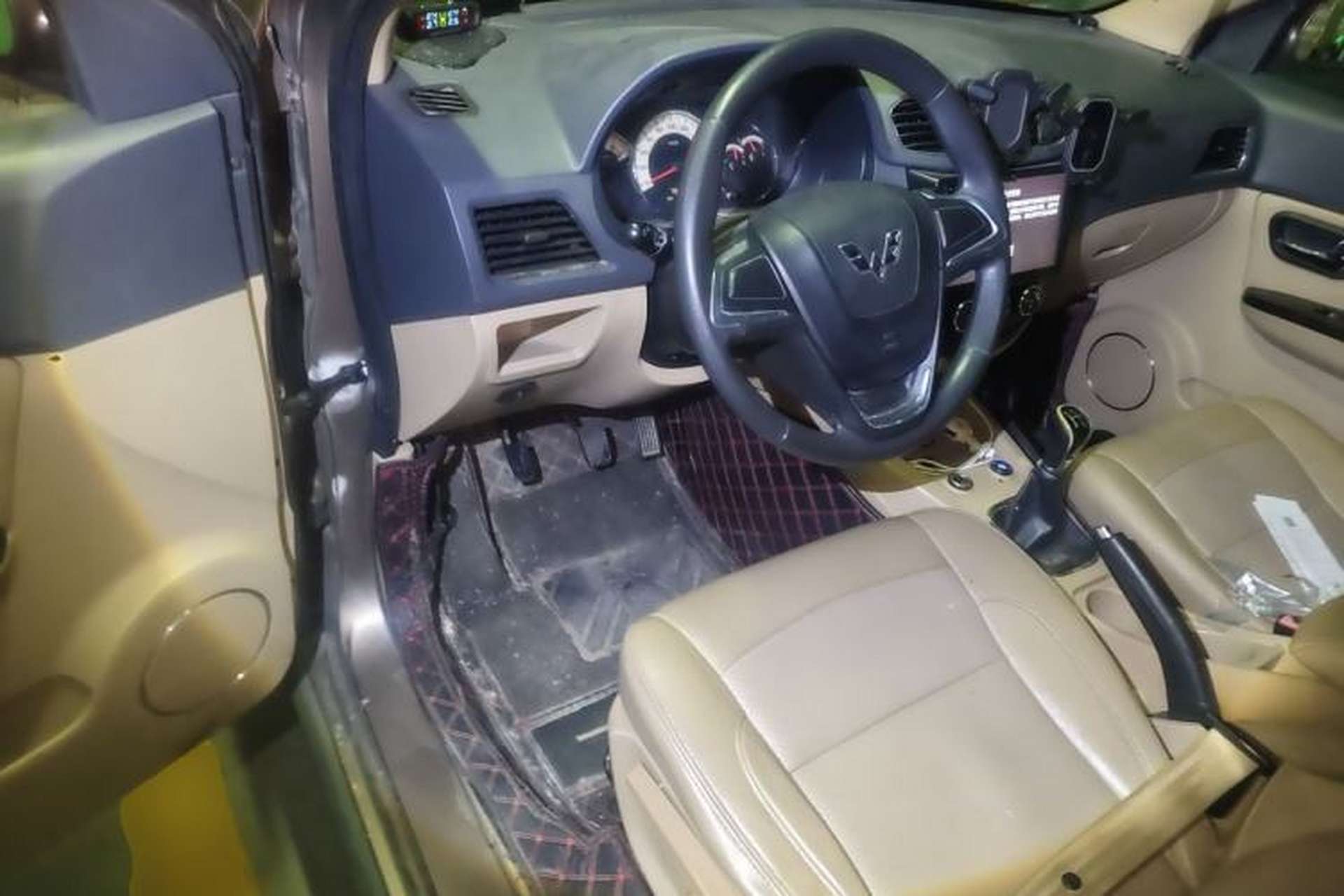 Used Wuling Hongguang 2013 1.5L S Comfort Model Center Console
