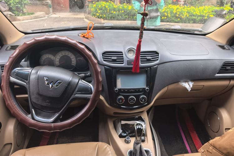 Used Wuling Hongguang 2013 1.5L S Comfort Model Center Console