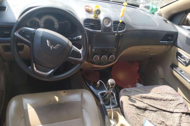Used Wuling Hongguang 2013 1.5L S Luxury Model Center Console