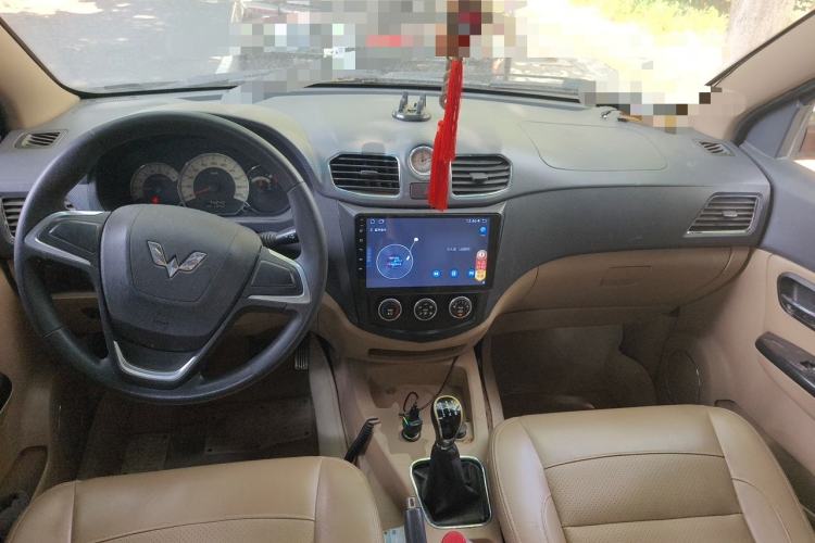 Used Wuling Hongguang 2013 1.2L S Comfort Model China IV Standard Center Console