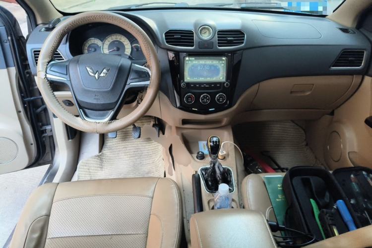 Used Wuling Hongguang 2013 1.2L S Comfort Model China IV Standard Center Console