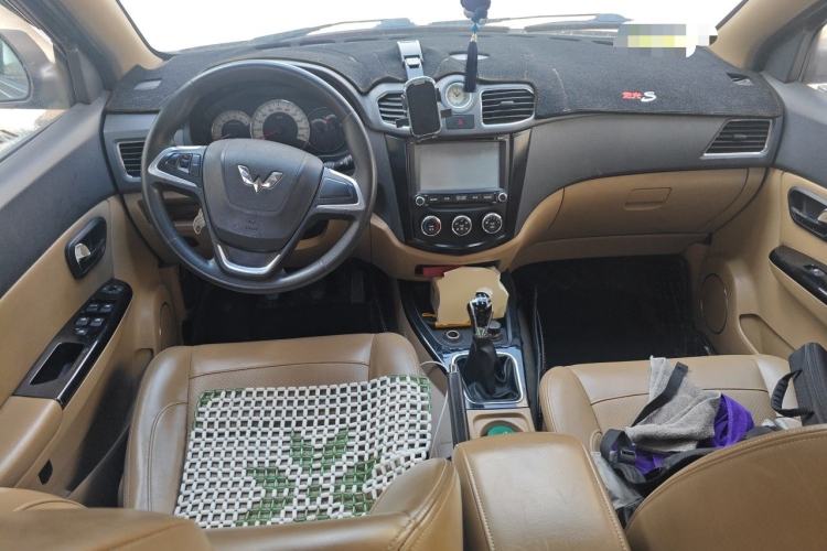 Used Wuling Hongguang 2013 1.5L S Luxury Model Center Console