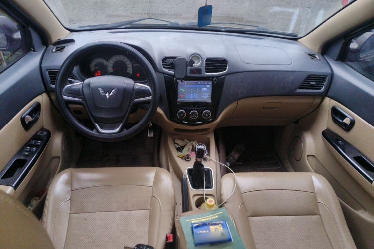 Used Wuling Hongguang 2013 1.2L S Comfort Model China IV Standard Center Console