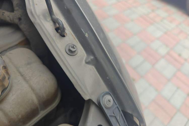 Used Wuling Hongguang 2013 1.5L Base Version Engine Bay Left