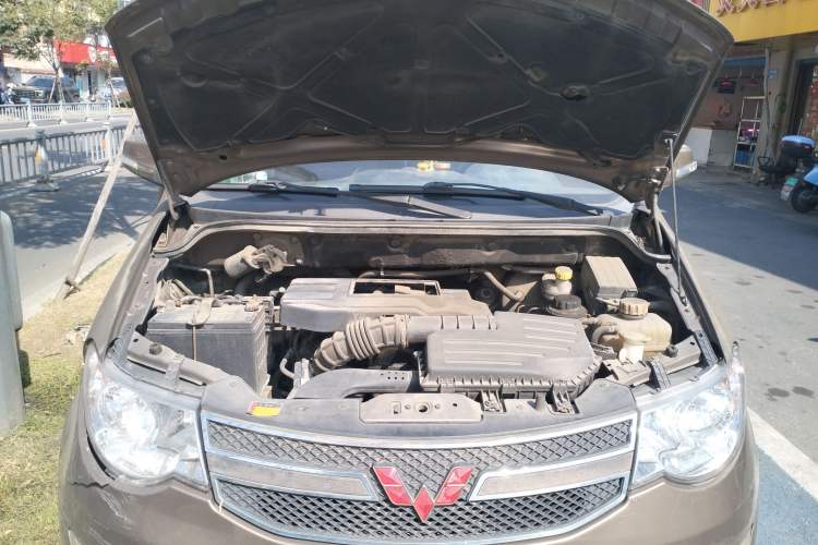 Used Wuling Hongguang 2013 1.5L S Luxury Model Engine Bay