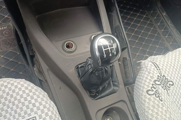 Used Wuling Hongguang 2013 1.2L S Comfort Model China IV Standard Gear Lever