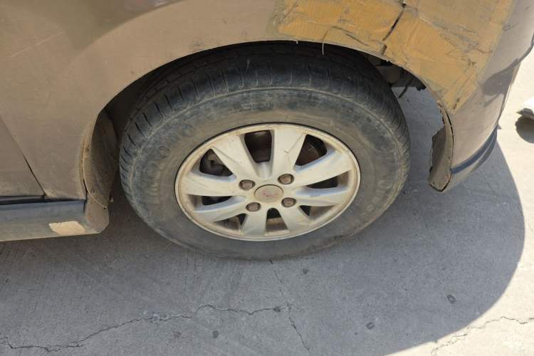 Used Wuling Hongguang 2013 1.5L S Comfort Model Right Front Wheel Hub