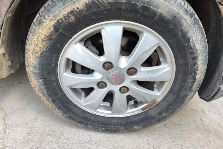 Used Wuling Hongguang 2013 1.5L S Comfort Model Right Front Wheel Hub