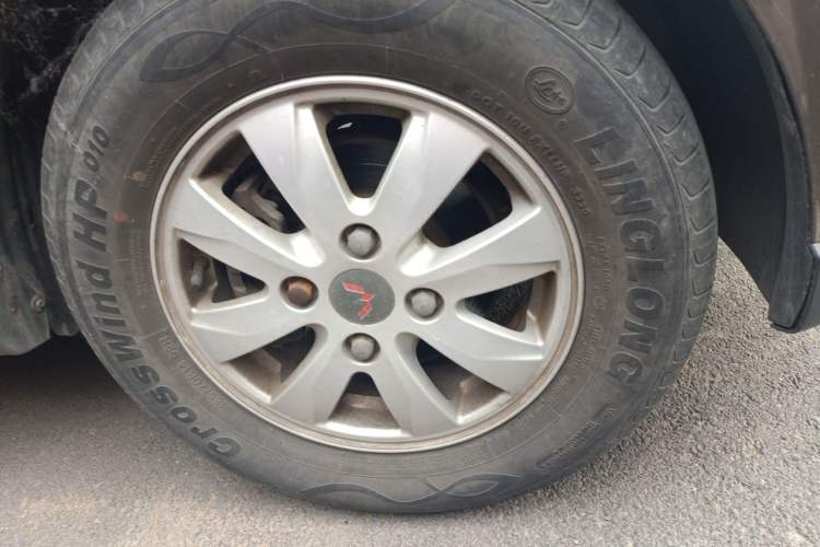 Used Wuling Hongguang 2013 1.5L S Comfort Model Right Front Wheel Hub