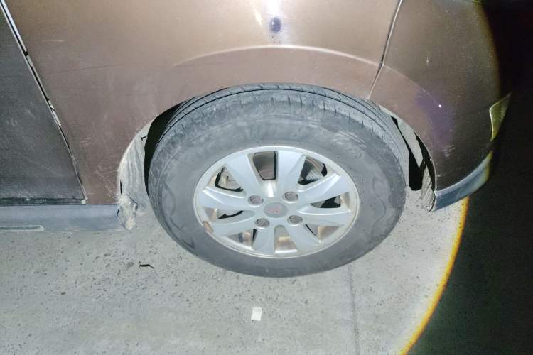Used Wuling Hongguang 2013 1.5L S Comfort Model Right Front Wheel Hub