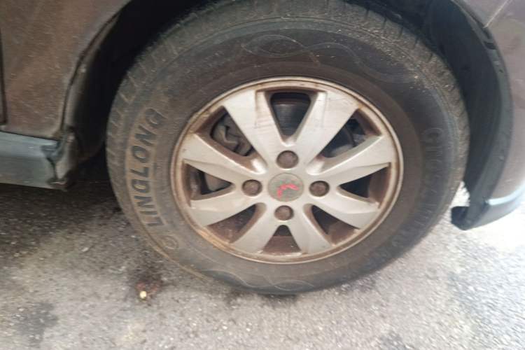 Used Wuling Hongguang 2013 1.5L S Comfort Model Right Front Wheel Hub