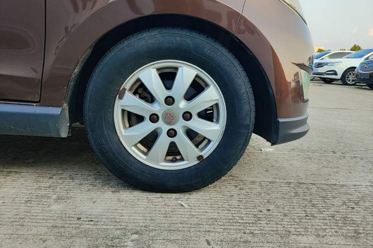 Used Wuling Hongguang 2013 1.5L S Comfort Model Right Front Wheel Hub