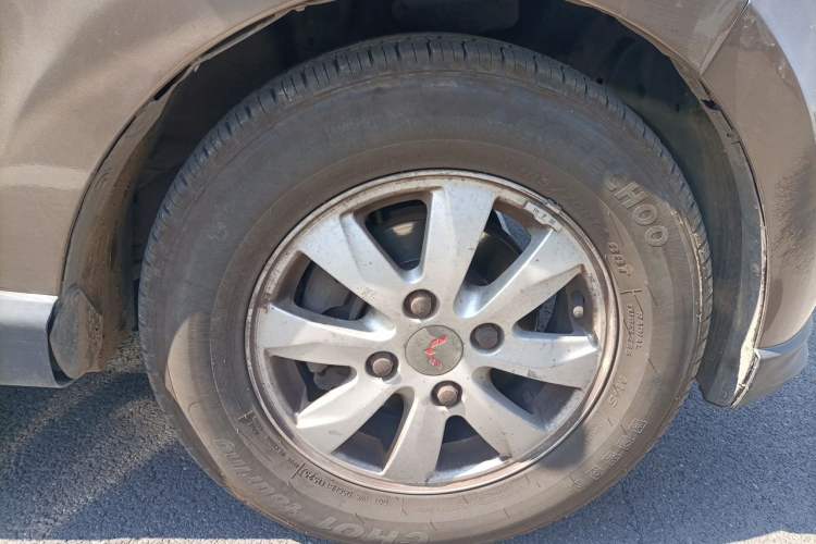 Used Wuling Hongguang 2013 1.5L S Comfort Model Right Front Wheel Hub