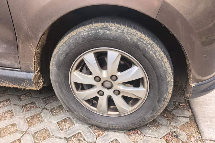 Used Wuling Hongguang 2013 1.5L S Comfort Model Right Front Wheel Hub