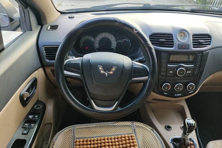 Used Wuling Hongguang 2013 1.5L S Comfort Model Steering Wheel