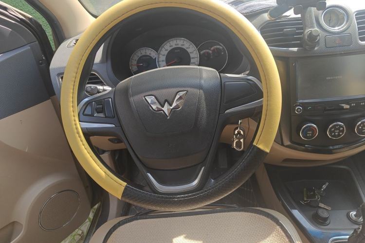 Used Wuling Hongguang 2013 1.5L S Luxury Model Steering Wheel