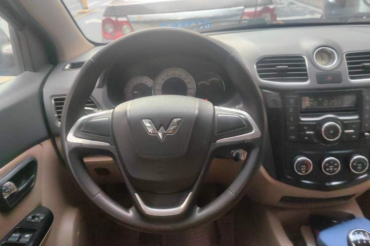 Used Wuling Hongguang 2013 1.2L S Comfort Model China IV Standard Steering Wheel