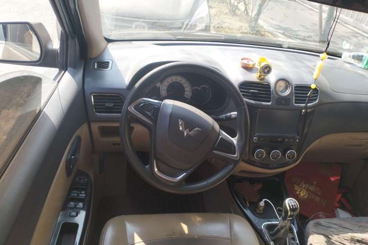 Used Wuling Hongguang 2013 1.5L S Luxury Model Steering Wheel