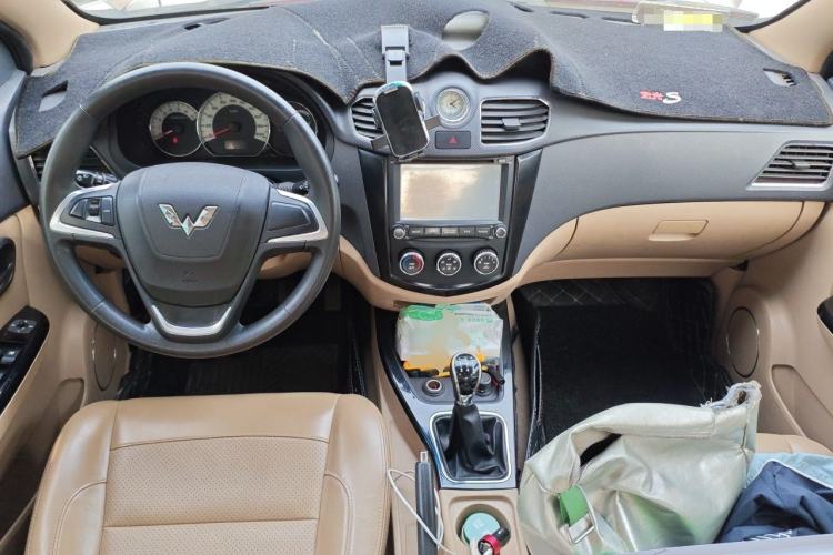 Used Wuling Hongguang 2013 1.5L S Luxury Model Center Console