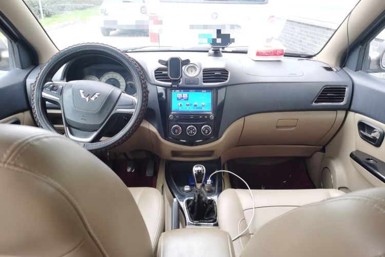 Used Wuling Hongguang 2013 1.5L S Luxury Model Center Console