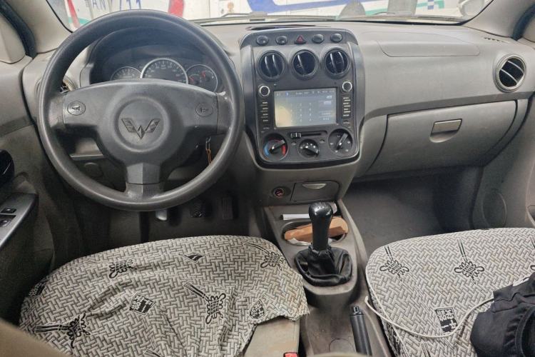 Used Wuling Hongguang 2013 1.5L Base Version Center Console