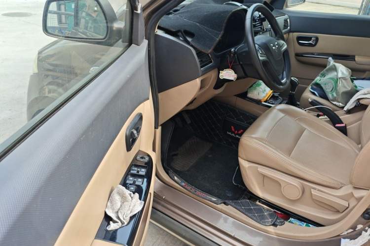 Used Wuling Hongguang 2013 1.5L S Luxury Model Driver Seat