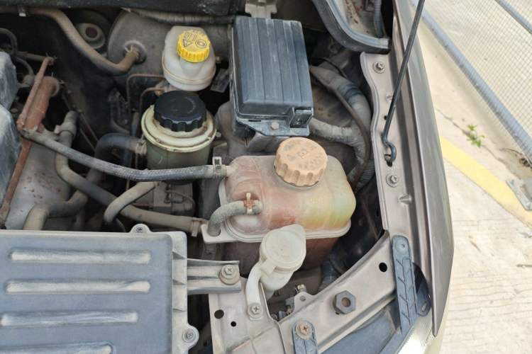 Used Wuling Hongguang 2013 1.5L S Luxury Model Engine Bay Left