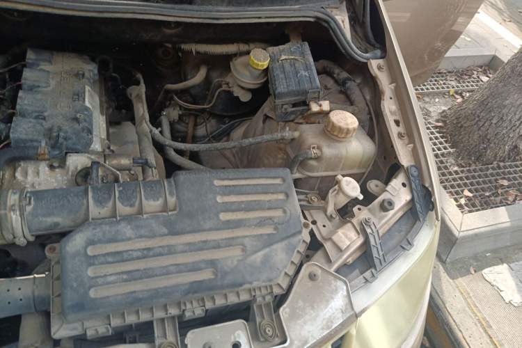 Used Wuling Hongguang 2013 1.5L Base Version Engine Bay Left
