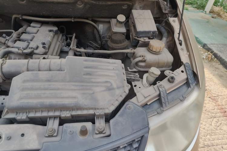 Used Wuling Hongguang 2013 1.5L Base Version Engine Bay Left