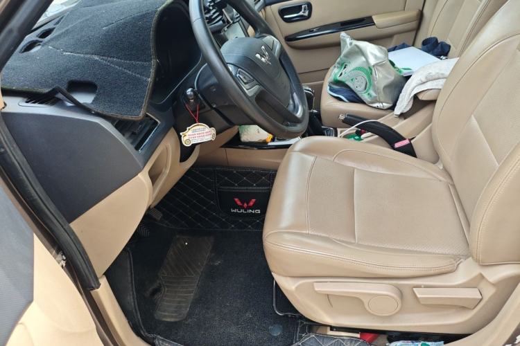 Used Wuling Hongguang 2013 1.5L S Luxury Model Left Front Seat
