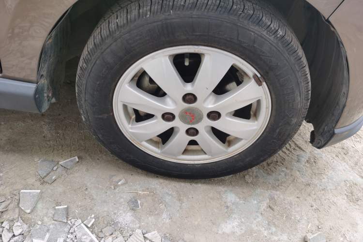 Used Wuling Hongguang 2013 1.5L S Luxury Model Right Front Wheel Hub