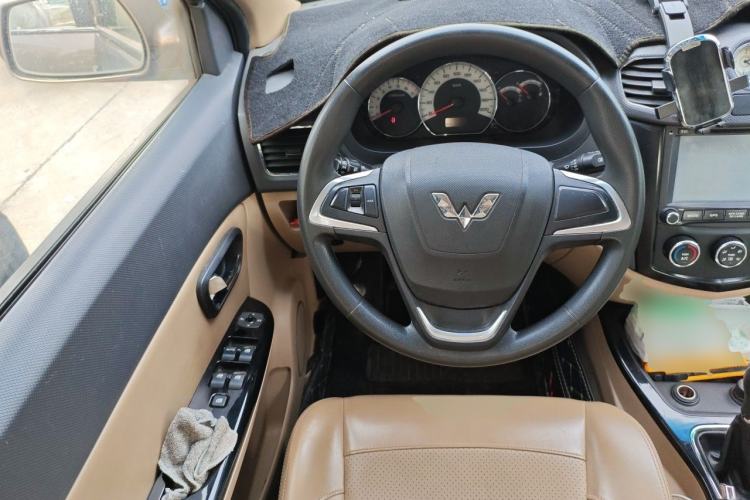 Used Wuling Hongguang 2013 1.5L S Luxury Model Steering Wheel
