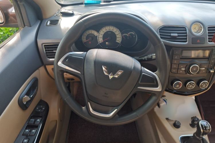 Used Wuling Hongguang 2013 1.2L S Comfort Model China IV Standard Steering Wheel