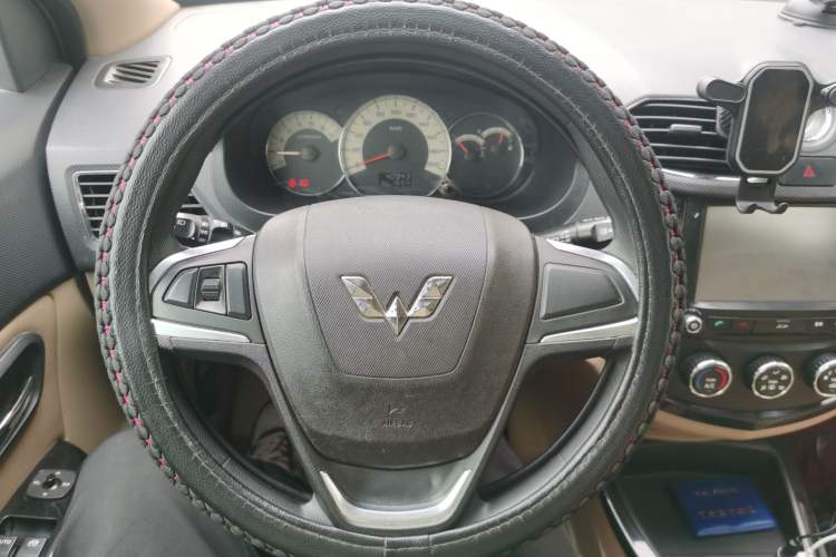Used Wuling Hongguang 2013 1.5L S Luxury Model Steering Wheel