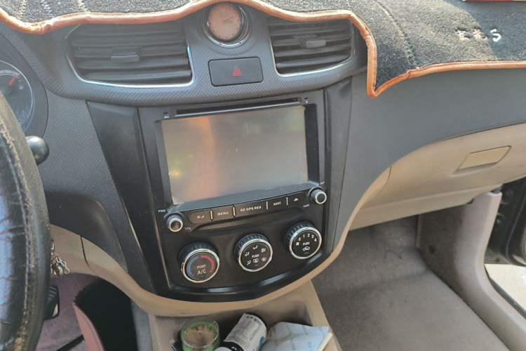 Used Wuling Hongguang 2013 1.2L S Comfort Model China IV Standard Audio And AC Panel