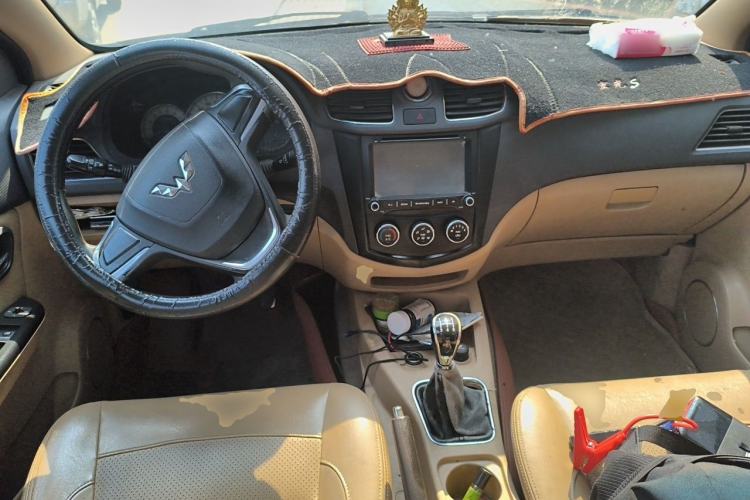Used Wuling Hongguang 2013 1.2L S Comfort Model China IV Standard Center Console