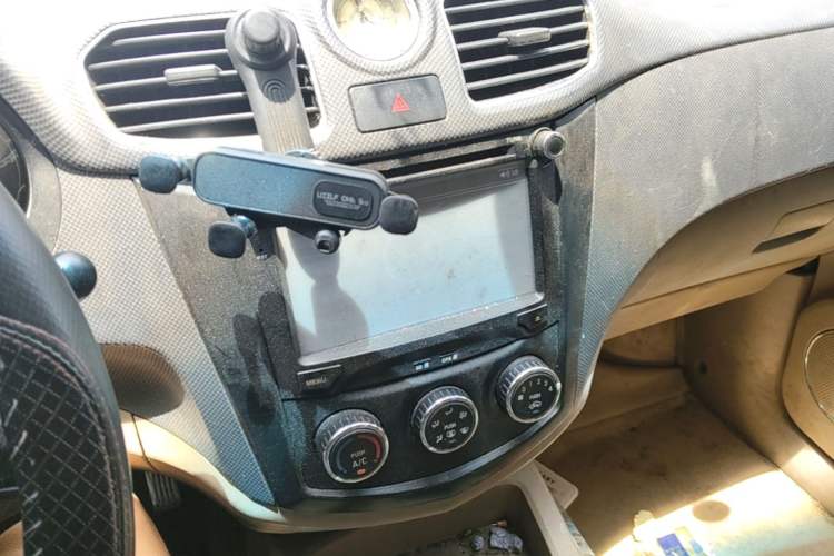 Used Wuling Hongguang 2013 1.2L S Comfort Model China IV Standard Audio And AC Panel