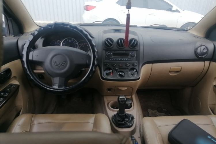 Used Wuling Hongguang 2013 1.5L Luxury Model Center Console