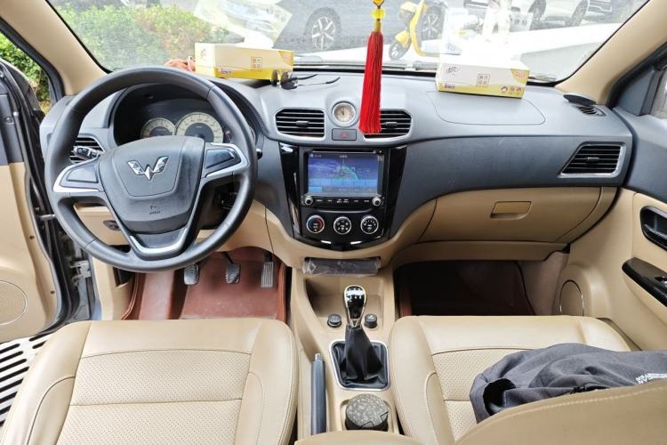 Used Wuling Hongguang 2013 1.5L S Comfort Model Center Console