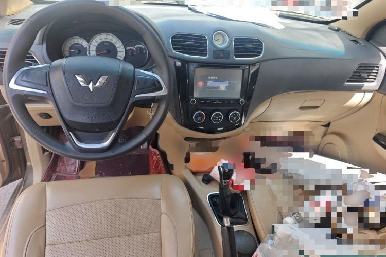 Used Wuling Hongguang 2013 1.2L S Comfort Model China IV Standard Center Console