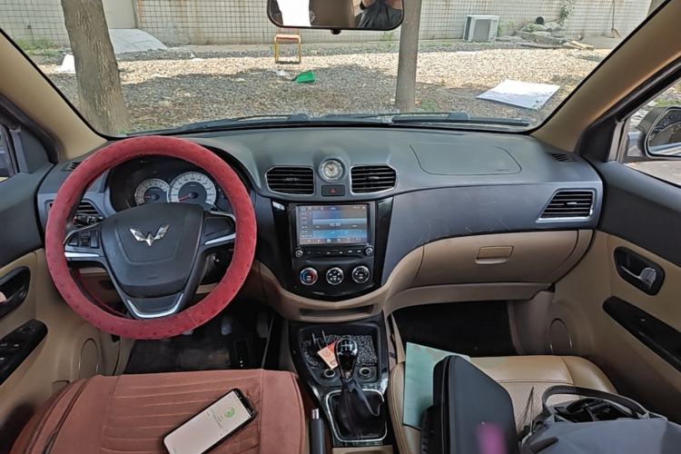 Used Wuling Hongguang 2013 1.5L S Luxury Model Center Console