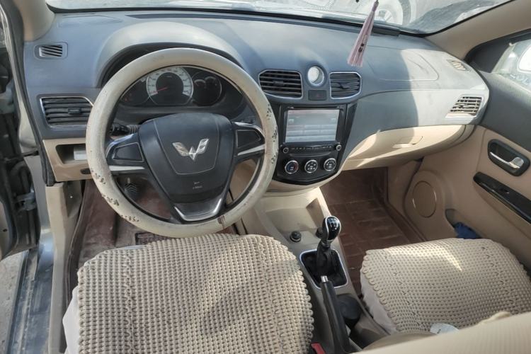 Used Wuling Hongguang 2013 1.5L S Comfort Model Center Console