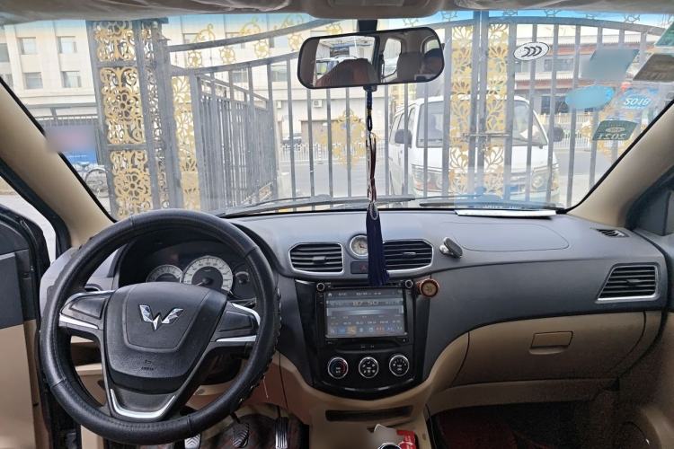 Used Wuling Hongguang 2013 1.2L S Comfort Model China IV Standard Center Console
