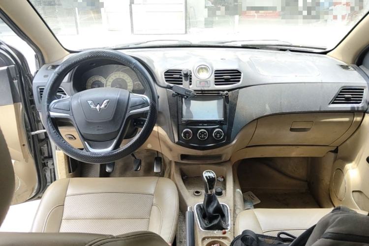 Used Wuling Hongguang 2013 1.2L S Comfort Model China IV Standard Center Console