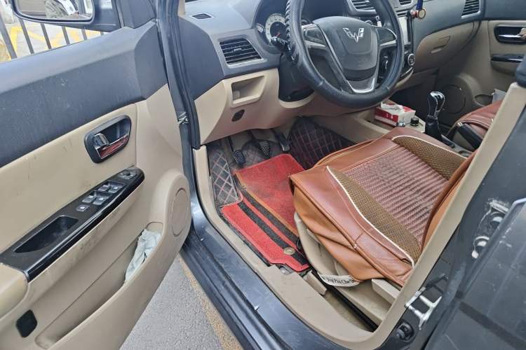 Used Wuling Hongguang 2013 1.2L S Comfort Model China IV Standard Driver Seat