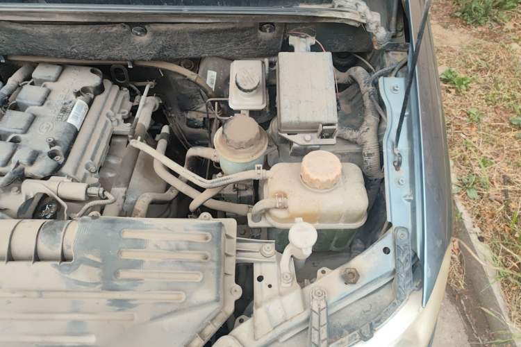 Used Wuling Hongguang 2013 1.5L Standard Version Engine Bay Left