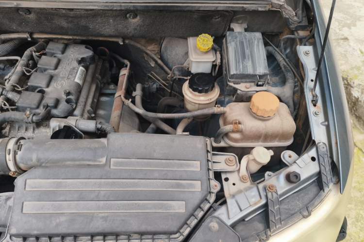 Used Wuling Hongguang 2013 1.5L Base Version Engine Bay Left
